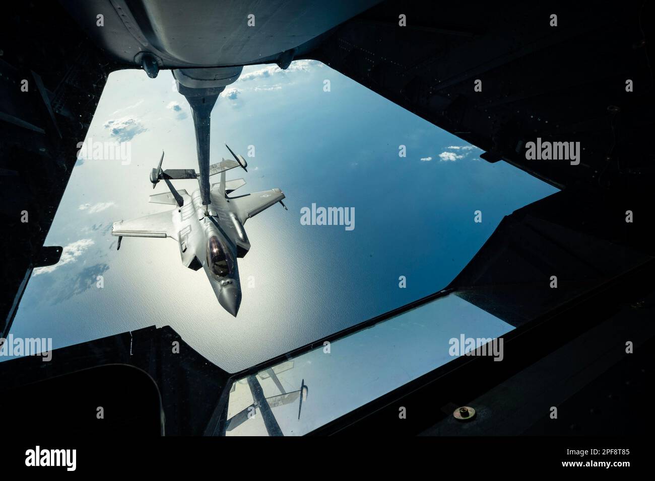 États-Unis. 28th févr. 2023. A ÉTATS-UNIS Un avion F-35A Lighting II de la Force aérienne affecté à la 33rd Fighter Wing, à la base aérienne d'Eglin, en Floride, reçoit du carburant d'un relais KC-10 pendant l'opération Panhandle Express au-dessus de la Floride, le 28 février 2023. La mission de formation hors-poste, l'opération Panhandle Express, a amélioré les capacités d'emploi au combat Agile des équipages et a permis au personnel de se familiariser avec les procédures de soutien autosuffisantes tout en effectuant le ravitaillement aérien en route vers un lieu de déploiement. Crédit : États-Unis Air Force/ZUMA Press Wire Service/ZUMAPRESS.com/Alamy Live News Banque D'Images