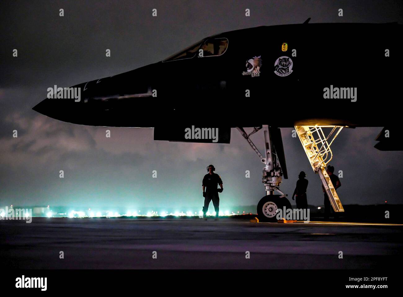 Base aérienne d'Andersen, Guam. 3rd févr. 2023. ÉTATS-UNIS Les aviateurs affectés à l'escadron de la bombe expéditionnaire 34th se préparent à un danseur B-1B affecté à l'EBS 34th pour décoller de la base aérienne d'Andersen, à Guam, à l'appui d'une mission de la Force opérationnelle de bombardement le 4 février 2023. Les forces américaines volent et opèrent partout où le droit international le permet, au moment et au rythme de leur choix. (Photo par le sergent d'état-major Ericka A. Woolever) crédit : États-Unis Air Force/ZUMA Press Wire Service/ZUMAPRESS.com/Alamy Live News Banque D'Images