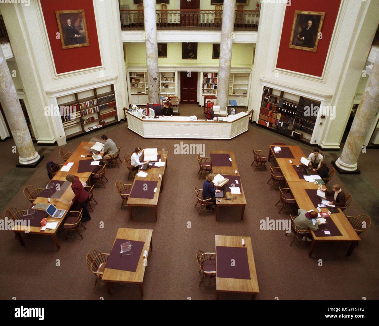 People work in the reading room in Antiquarian Hall, part of the American Antiquarian Society building Wednesday, Feb. 5, 2003, in Worcester, Mass. (AP Photo/Christopher Fitzgerald) Banque D'Images
