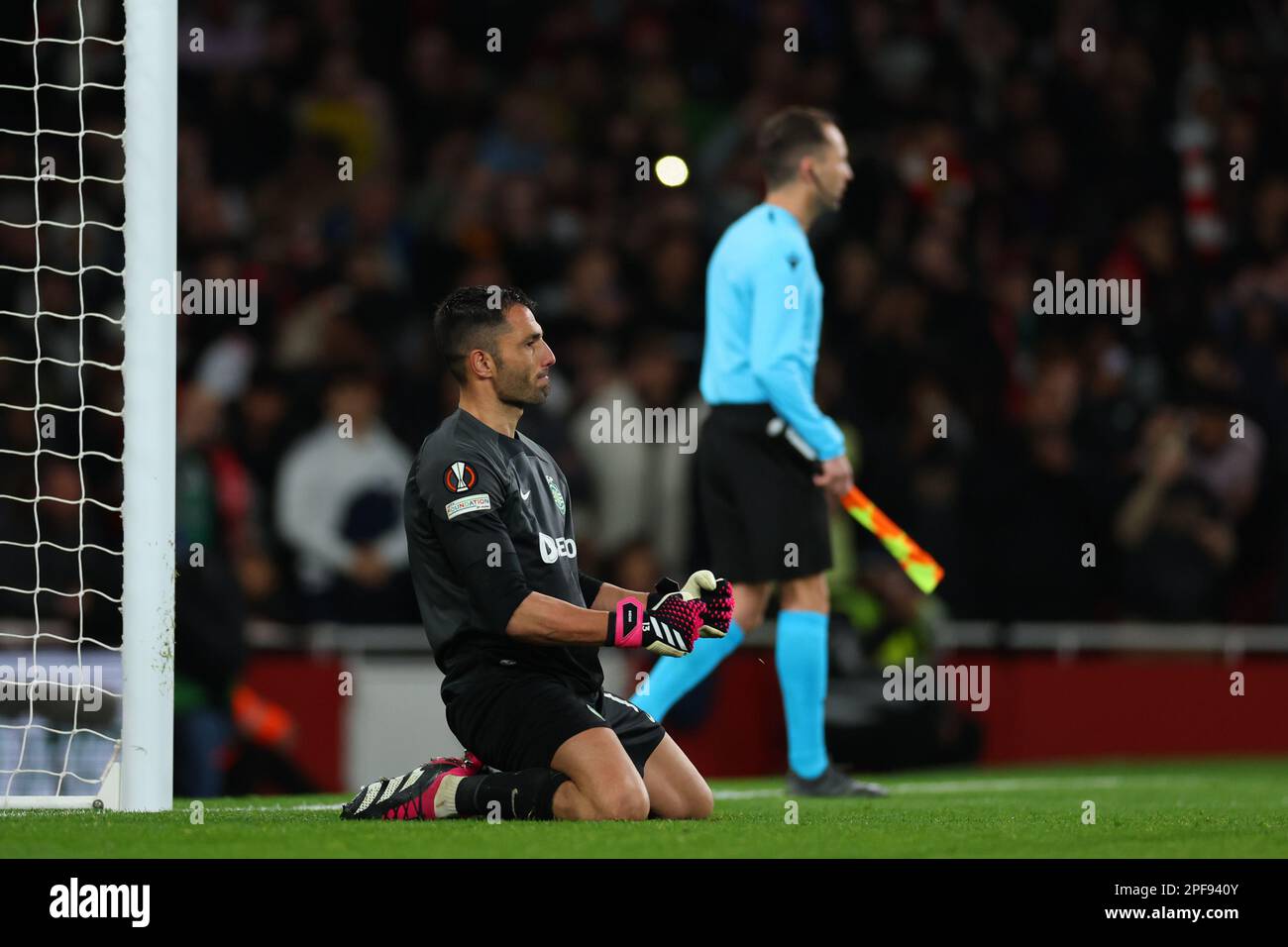 Stade Emirates, Londres, Royaume-Uni. 16th mars 2023. Europa League football, Round of 16, second Leg, Arsenal versus Sporting Lisbon ; Antonio Adan de Sporting Lisbon célèbre après qu'il a sauve la pénalité décisive de Gabriel Martinelli d'Arsenal Credit: Action plus Sports/Alay Live News Banque D'Images