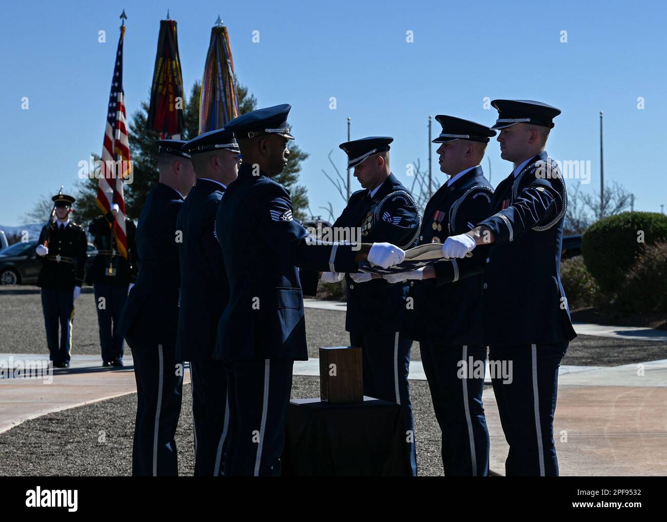 Sierra Vista, Arizona, États-Unis. 25th janvier 2023. Membres des États-Unis La Garde d'honneur de la Force aérienne plie le drapeau américain lors de la cérémonie d'internement à la retraite du chef-maître Sgt Paul Kerchums au Southern Arizona Memorial Veterans Cemetery, Sierra Vista, Arizona, le 25 janvier 2023. Kerchum est mort le 17 décembre 2022, et a été mis au repos avec des honneurs militaires complets sur ce qui aurait été son anniversaire de 103rd. Il a été un POW de la Seconde Guerre mondiale et le dernier survivant de la marche de la mort de Bataan de 65 milles dans les îles Philippines. (Photo par Airman 1st Class Paige Weldon) (image de crédit : © U.S. Air Force/ZUMA Press Wire Service/ZUMAPRESS.co Banque D'Images