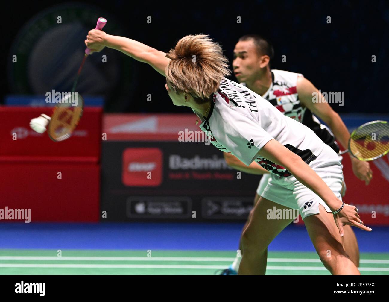 Utilita Arena, Birmingham, Royaume-Uni. 16th mars 2023. 2023 YONEX All England Open Badminton Championships Day 3 Round of 16; Praveen JORDAN et Melati Daeva OKTAVIANTI versus Dechapol PUAVANKROH et Sapsiree TAERTANACHAI dans les doubles mixtes, Sapsiree TAERTANACHAI défend un smash Credit: Action plus Sports/Alamy Live News Banque D'Images