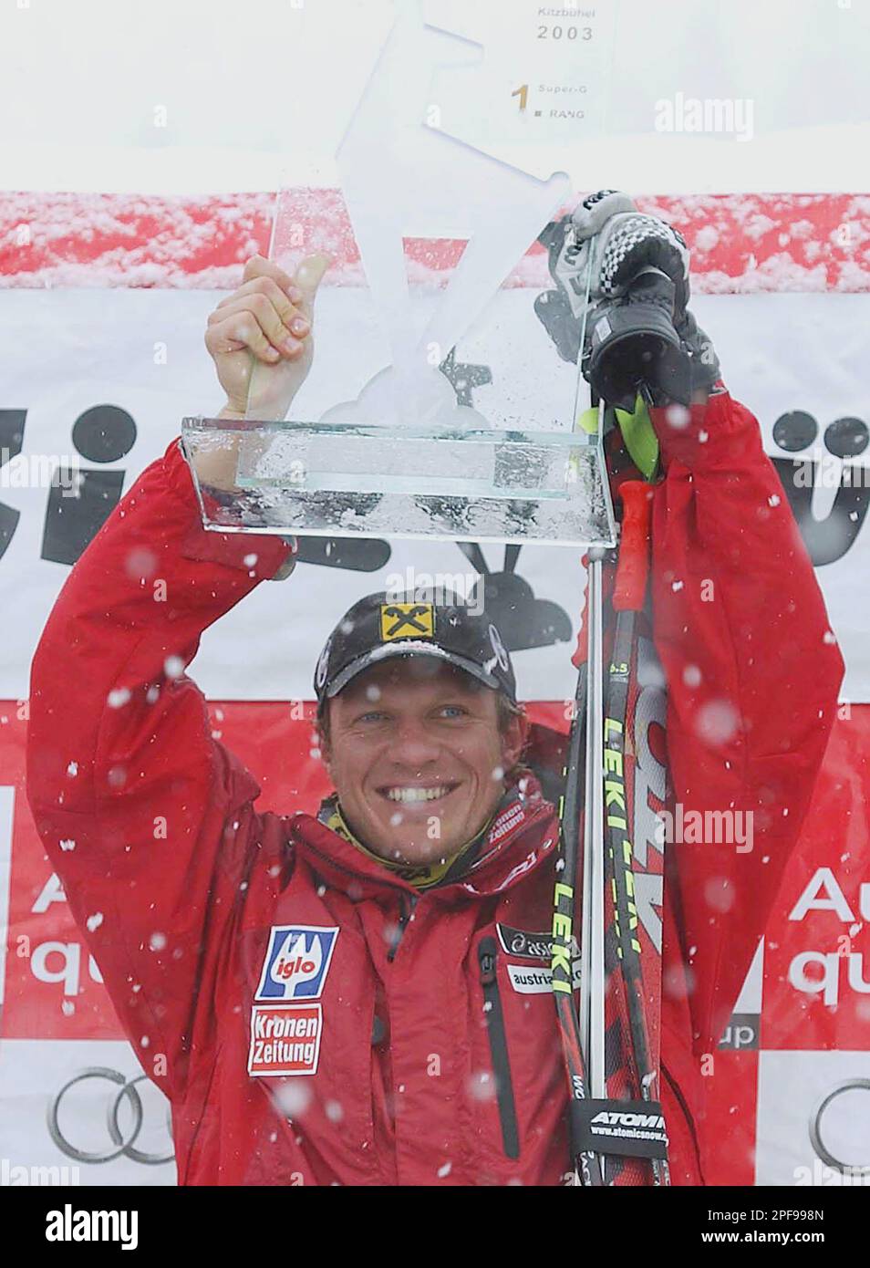 Austria's skiing star Hermann Maier, winner of the men's super-G World Cup race holds the trophy on the podium in Kitzbuehel, Austria, on Monday, Jan. 27, 2003. Maier's win, capped an incredible comeback from the devastating August 2001 motorcycle accident, in which he almost lost a leg. (AP Photo/Alessandro Trovati) Banque D'Images