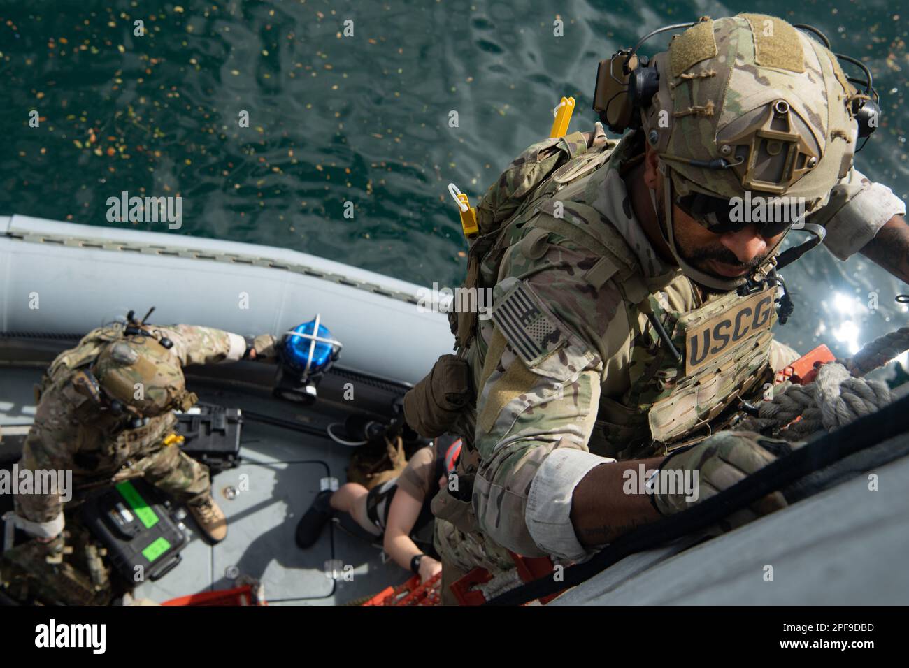 PEARL HARBOR, Hawaï (6 mars 2023) Un officier de police Maritme de la Garde côtière classe 2nd, affecté à l'équipe tactique d'application de la loi Pacifique, débarque d'un bateau gonflable à coque rigide (RRHIB) après avoir effectué des opérations en petit bateau à partir du navire de combat littoral USS Mobile (LCS 26) d'Independence-variant, 6 mars. Les navires de combat littoraux sont des combattants de surface rapides, avec un personnel optimal et adaptés à la mission, qui opèrent dans des environnements proches du rivage et en pleine mer, ce qui permet de vaincre les menaces côtières du 21st siècle. Mobile effectue actuellement des opérations de routine dans le parc US 3rd. (É.-U. Bleu marine photo par Banque D'Images