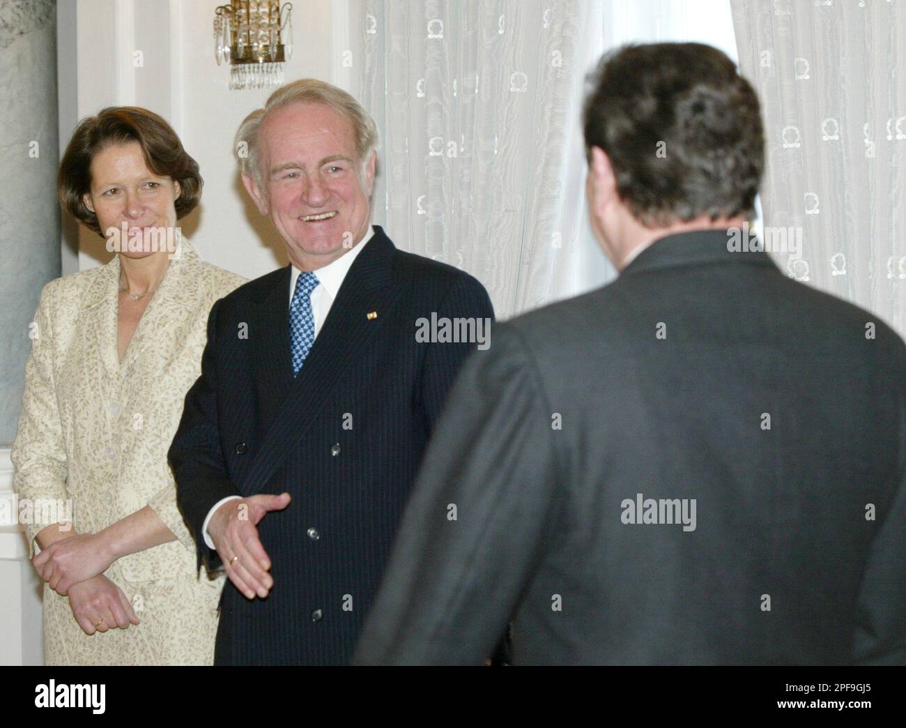 Bundeskanzler Gerhard Schroeder, rechts, wird am Mittwoch, 8. Januar ...