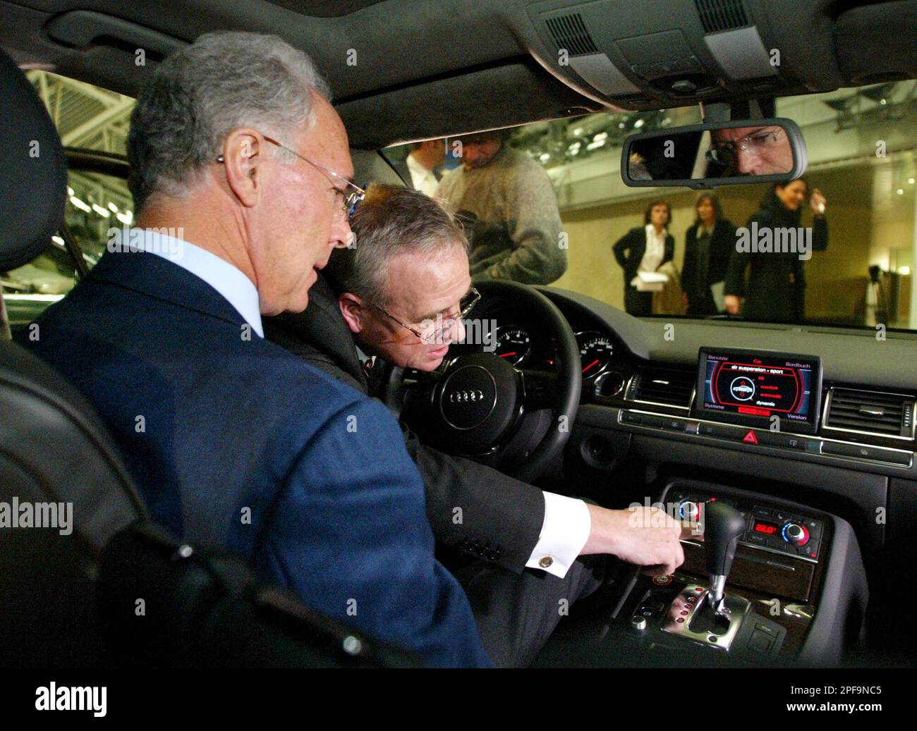 Martin Winterkorn, Vorstandsvorsitzender der Audi AG, rechts, erklaert Franz Beckenbauer, dem Praesidenten des FC Bayern Muenchen, die Funktionen eines Audi A8 bei der Fahrzeuguebergabe im Audi-Werk Ingolstadt am Donnerstag, 19 .Dez., 2002. Audi ist seit Juli 2002 Sponsor des FC Bayern Muenchen und stellt Team und Praesidium Fahrzeuge zur Verfuegung. (AP Photo/Jan Pitman) Banque D'Images