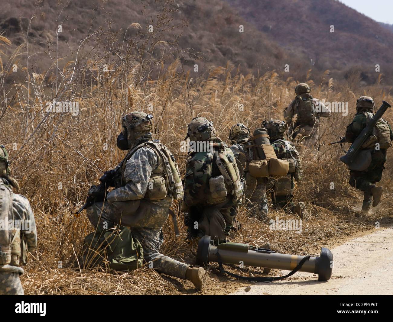 ÉTATS-UNIS Les soldats de l'armée affectés au 1-17th Bataillon, 2nd Brigade Striker combat Team, 2nd Infantry Division/ROK-US Combined Division, exécutent des manœuvres de réaction au feu pendant l'entraînement d'exercice sur le terrain du Bouclier de liberté à la zone d'entraînement de Twin Bridges, Corée du Sud, 14 mars 2023. Warrior Shield est un événement d'entraînement combiné avec l'armée de la République de Corée mettant en évidence les aspects combinés des opérations militaires. (É.-U. Photo de l'armée par le Sgt Evan Cooper) Banque D'Images