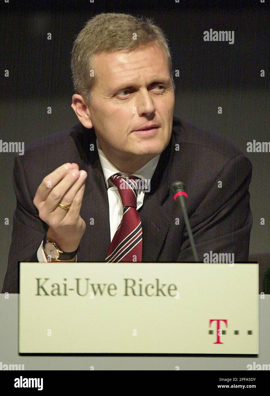 41-year old Kai-Uwe Ricke, newly appointed chairman of the board of management of Deutsche Telekom AG, gestures during a news conference in the company's headquarters in Bonn, western Germany, Thursday, Nov. 14, 2002. The board of Deutsche Telekom, Europe's largest telecommunications company, named Ricke, the head of the company's mobile phone division, as chief executive, replacing Ron Sommer who was ousted due to political pressure in summer 2002. (AP Photo/Hermann J. Knippertz) Banque D'Images