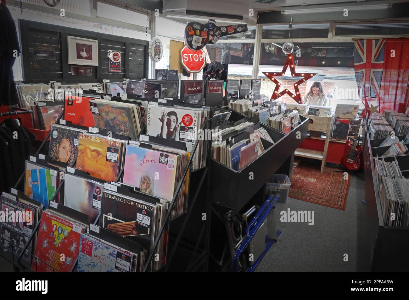 Dans un magasin indépendant de musique et de vinyle, Record Corner, Pound Lane, (à côté de High St), Godalming, Surrey, Angleterre, GU7 1BX Banque D'Images