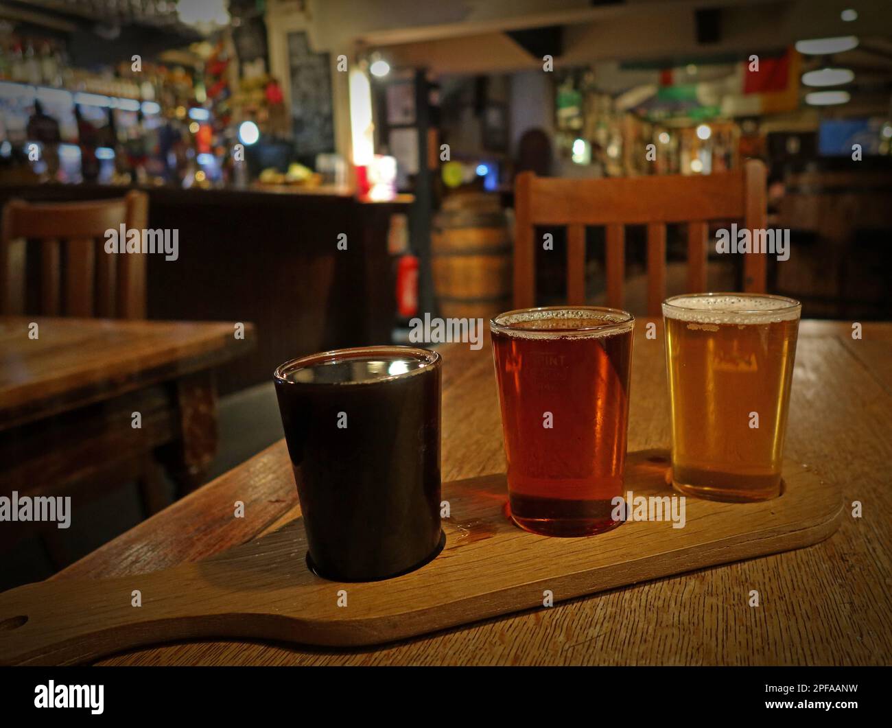 Une paddle à bière, avec des tiers de bière à la vraie bière, au Star Inn pub, bar traditionnel, 17 Church Street, Godalming, Waverley, Surrey, Angleterre, Royaume-Uni, GU7 1EL Banque D'Images