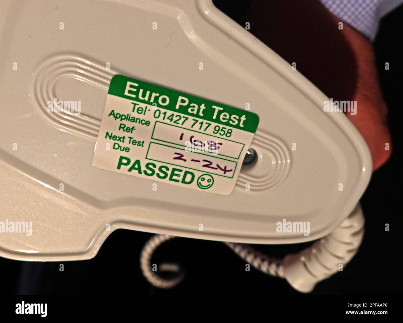 Etiquette de test PAT euro, Test de l'appareil portable - réussi , Réf. De l'appareil et prochain test attendu - réussi étiquette verte Banque D'Images