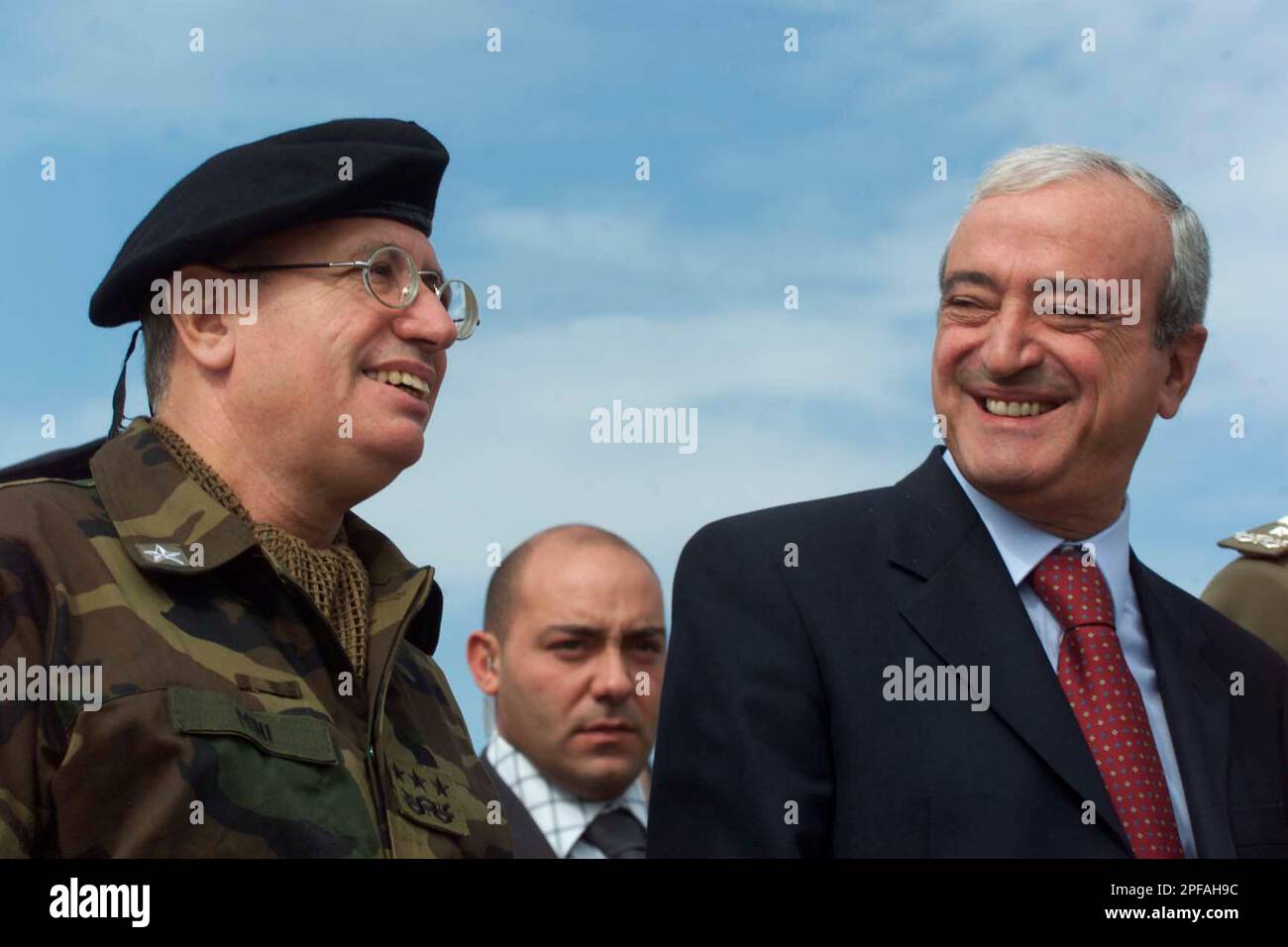 Italian Defence Minister Antonio Marino stands with the newly appointed KFOR Commander Fabio Mini during the Command handover ceremony in Kosovo's capital Pristina on Friday, Oct. 4, 2002. Mini took over the command of the NATO-led peackeeping mission in Kosovo, (KFOR), from Lt. Gen. Marcel Valentin. (AP Photo/Visar Kryeziu) Banque D'Images