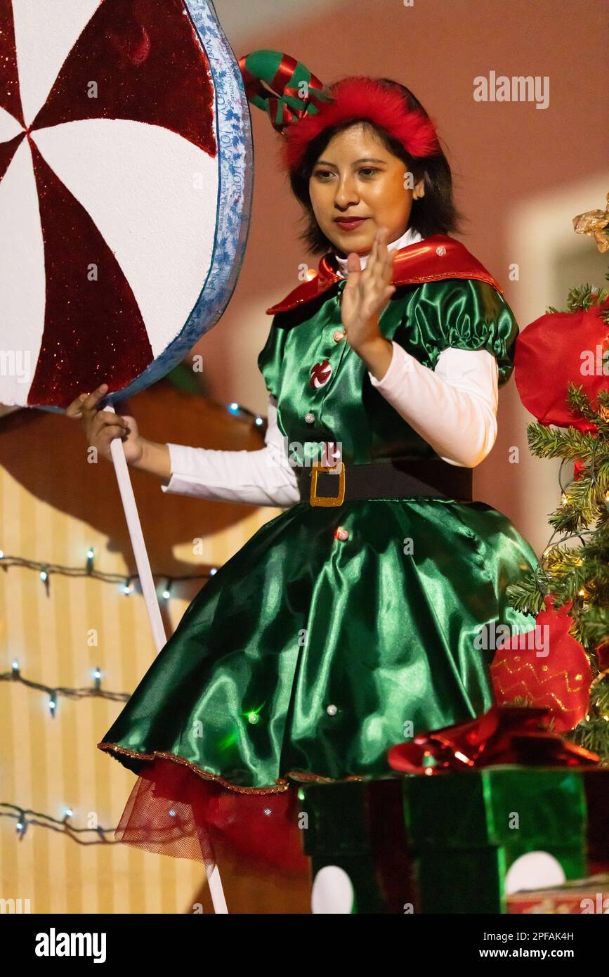 Matamoros, Tamaulipas, Mexique - Dicember 9, 2022: La Desfile de Navidad, femme habillée comme elfe, tenant un popsicle géant Banque D'Images