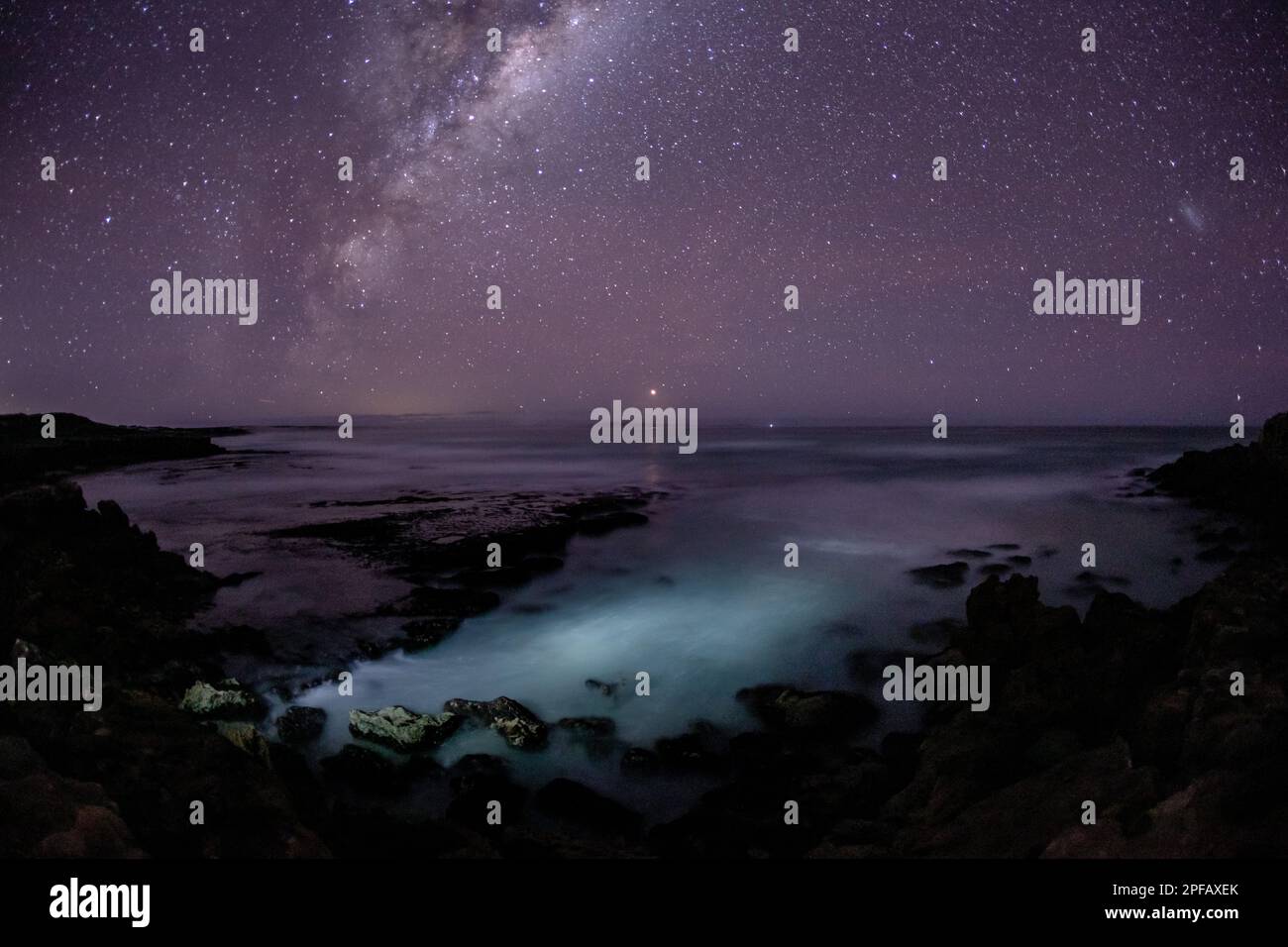 Milky Way et étoiles sur l'océan Austral. Baie de Sleaford. Australie méridionale. Banque D'Images