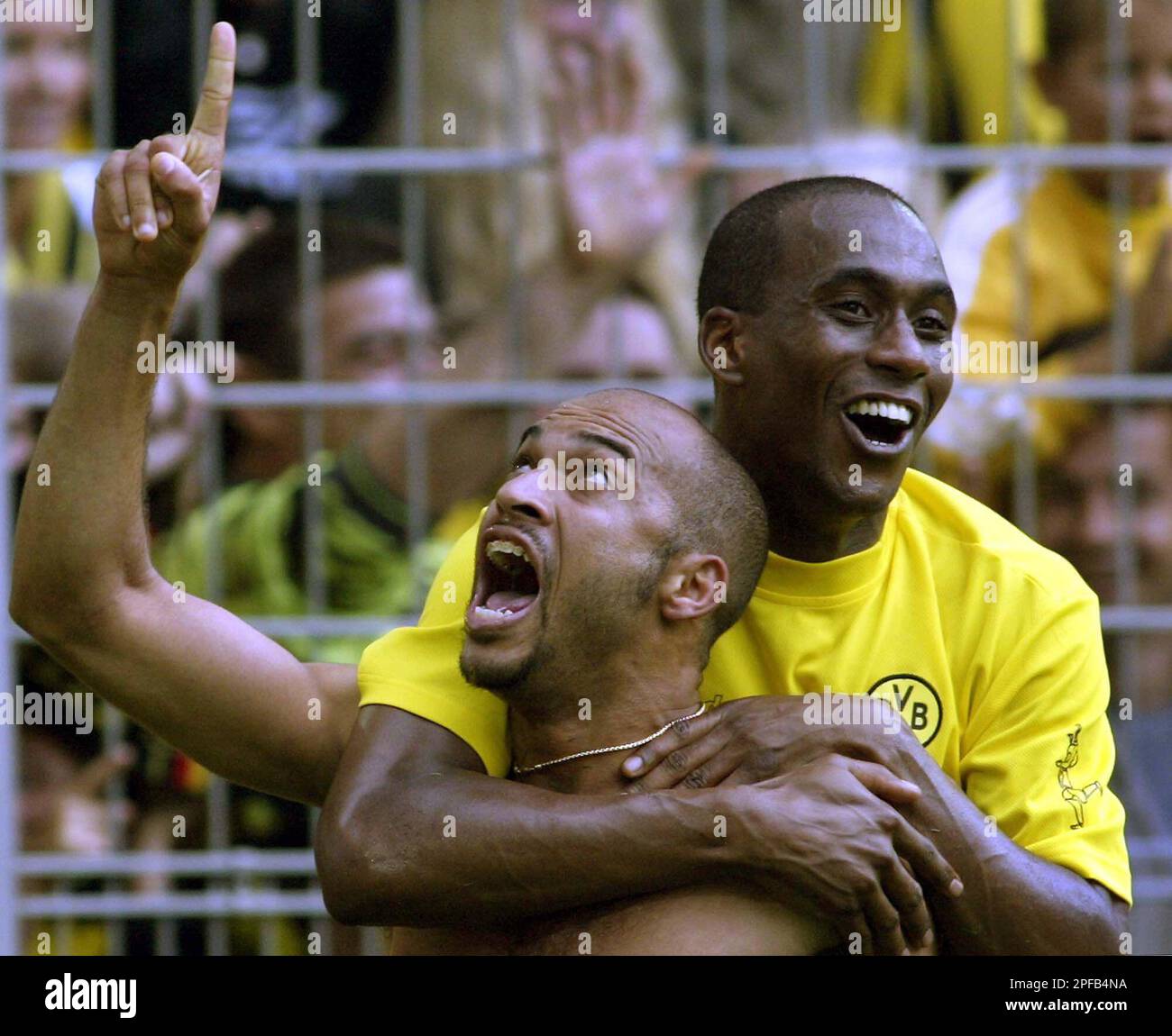 ** RETRANSMISSION TO PROVIDE ALTERNATE CROP ** Dortmund`s Dede from Brazil, left, celebrates his 2-0 goal with his teammate Evanilson from Brazil, right, during the German first division soccer match Borussia Dortmund vs. VfB Stuttgart in the Westphalia stadium in the western German city of Dortmund on Saturday, Aug. 24, 2002. The match ended 3-1 for Dortmund. (AP Photo/Michael Sohn) Banque D'Images