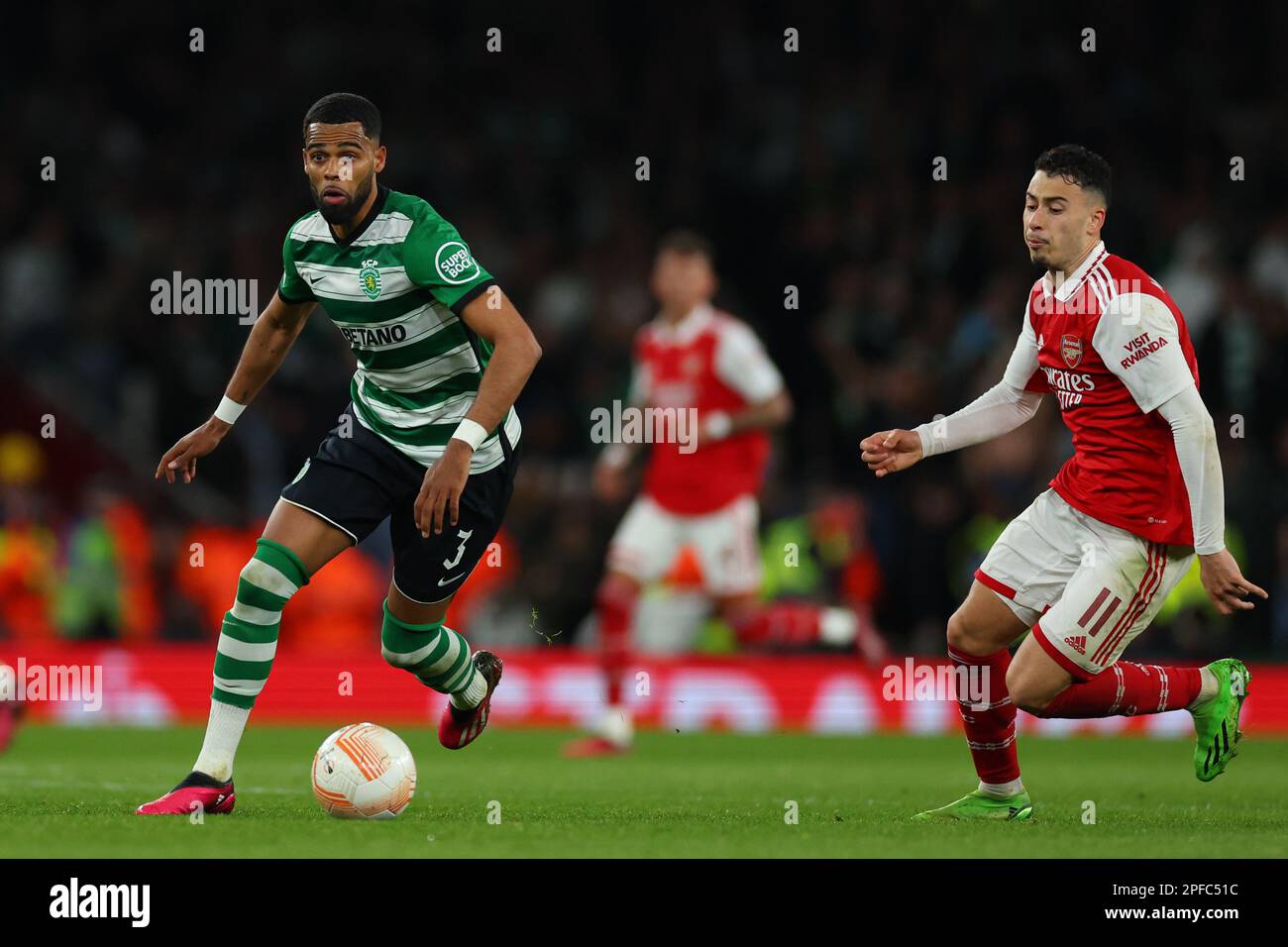 Stade Emirates, Londres, Royaume-Uni. 16th mars 2023. Europa League football, Round of 16, second Leg, Arsenal versus Sporting Lisbon ; Jerry St. Juste de Sporting Lisbonne est sous la pression de Gabriel Martinelli d'Arsenal Credit: Action plus Sports/Alamy Live News Banque D'Images