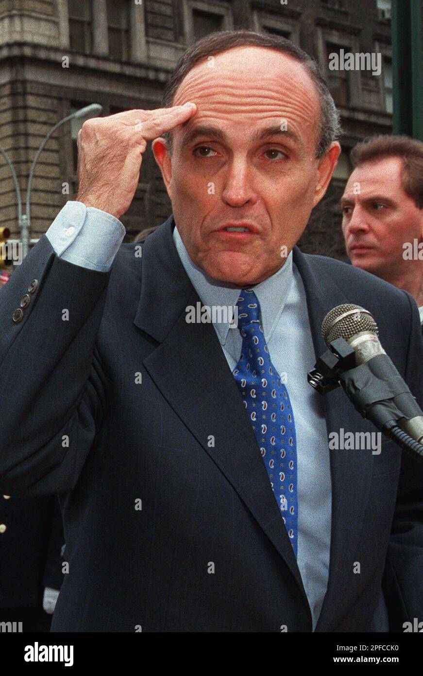 New York Mayor Rudolph Giuliani gestures as he speaks to the media following a Greek Independence Day Parade in New York Sunday, March 26, 2000. Giuliani commented on the handling of angry mourners who clashed with police the previous day following a funeral procession in Brooklyn for Haitian police shooting victim Patrick Dorismond. (AP Photo/Tina Fineberg) Banque D'Images