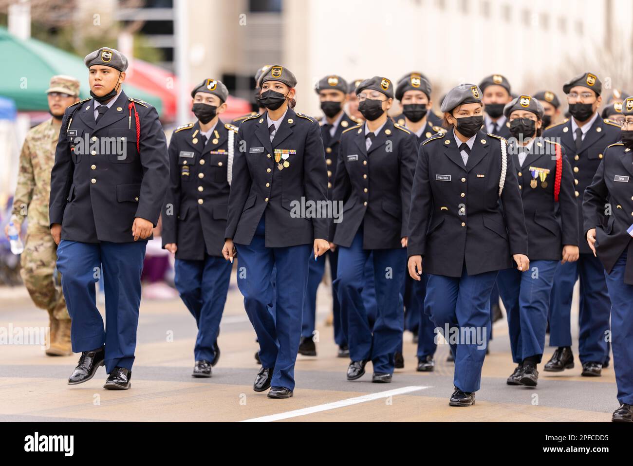 Laredo, Texas, États-Unis - 19 février 2022 : la parade d'anniversaire de Washington d'Anheuser-Busch, membres de la Cigarroa H.S. Bataillon militaire JROTC Toro, mars Banque D'Images