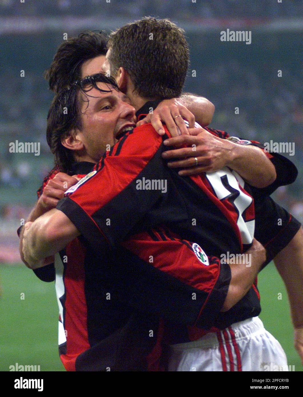 AC Milan's Leonardo of Brazil, left, celebrates with teammate Oliver Bierhoff of Germany after he scored for his team against Bologna during their Italian first division soccer match at Milan's San Siro stadium Saturday, September 25, 1999. (AP Photo/Luca Bruno) Banque D'Images
