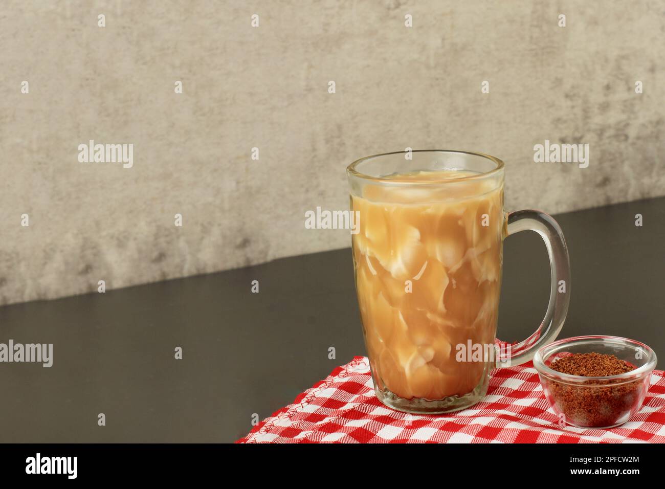 Es Kelapa Gula Aren, jeune viande de noix de coco avec sirop de sucre de palme, dessert d'été Banque D'Images