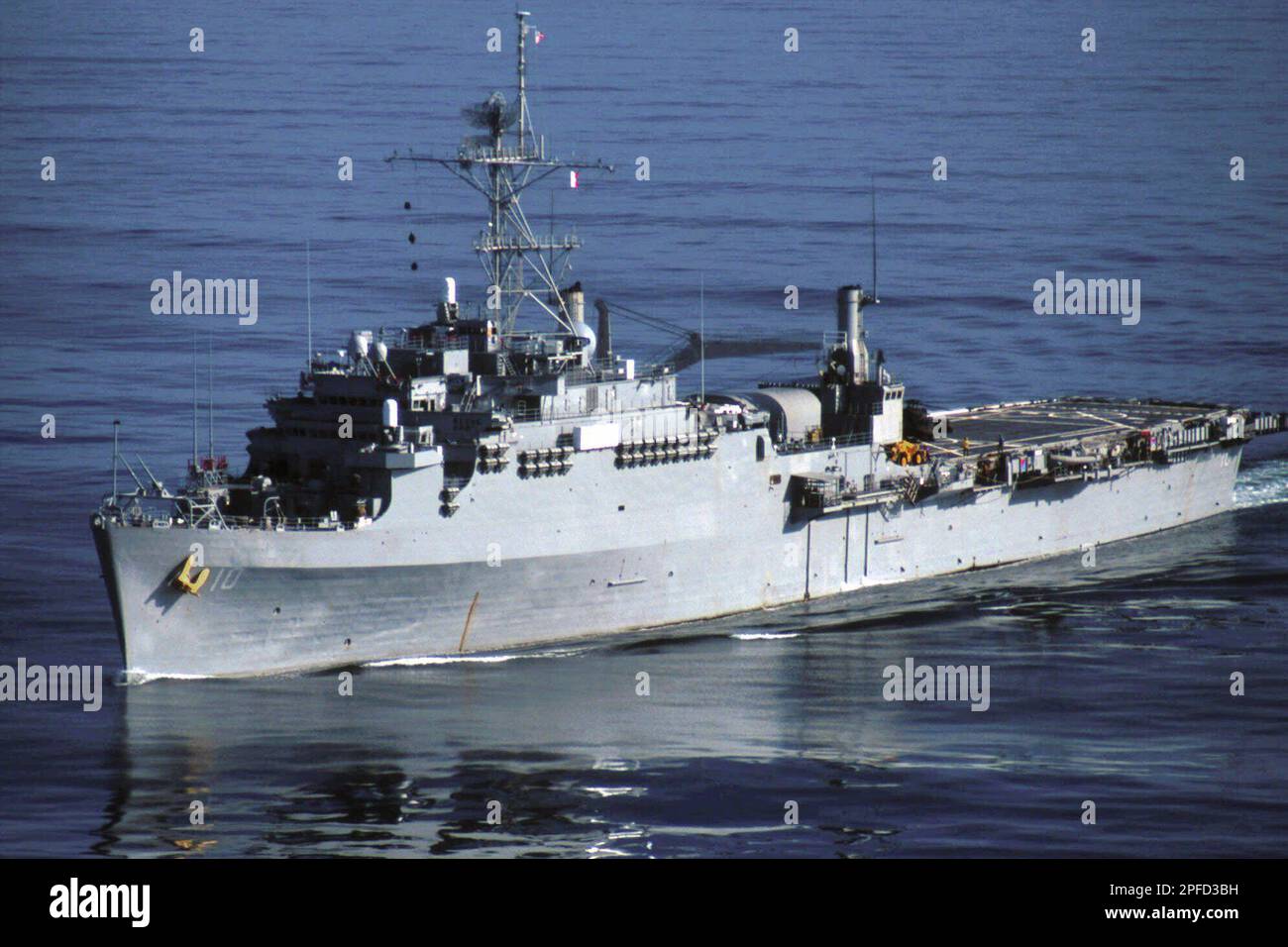 The USS Juneau is seen in the Gulf of Alaska, Thursday afternoon, June 10, 1999, while underway for a four-day port call in Juneau, Alaska, following a rare Army-Navy joint operation in support of qualifying 15 pilots from Fort Wainwright, Alaska, to land onboard Navy ships. The USS Juneau, a 570-foot-long Austin Class Amphibious Landing Transport dock ship that displaces over 17,000 tons, has a complement of 390 crew members and can carry over 850 Marines and their landing craft and helicopters when needed. (AP Photo/Mark Farmer) Banque D'Images