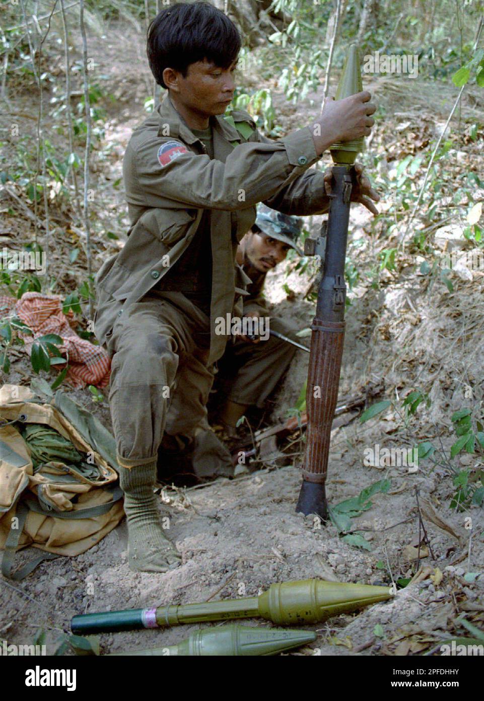 A Cambodian soldier loyal to Second Prime Minister Hun Sen prepares his B42 launcher for battle, 100 meters (yards) south of O'Smach, on Friday, Jan. 16, 1998. Troops loyal to the ousted first prime minister, Prince Norodom Rananriddh, have doggedly clung onto their last remaining stronghold of O' Smach on the Thai border, despite repeated claims by Hun Sen's army that they could take the small mountaintop village in a matter of days. (AP Photo/Toru Yokota) Banque D'Images