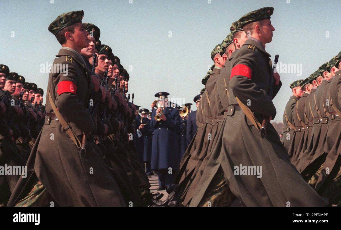 FILE -- Russian soldiers march along the Central Airfield during a rehearsal for Victory Day military parade in Moscow, in this April 29, 1997 file photo. Desertions from Russia's military are rising, weapons purchases are plummeting and few, if any, of its Army units are ready for combat, according to a congressional study. Researchers say the military's state of disrepair could threaten the political and economic stability of Russia itself. (AP Photo/Oleg Nikishin) Banque D'Images