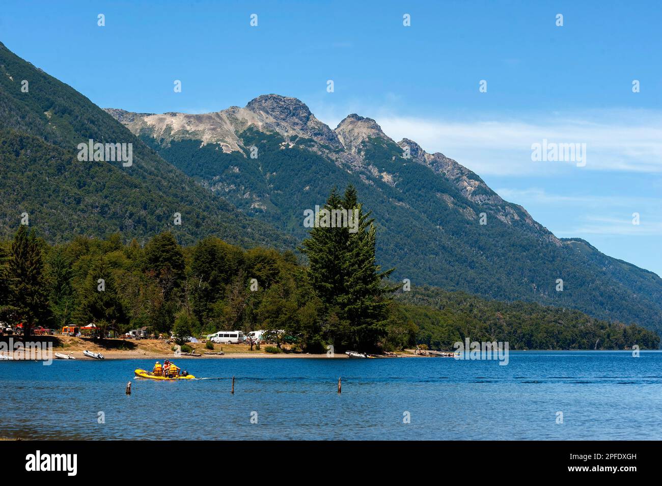 Touristes sur les activités sportives sur le lac Correntoso, Neuquén, Argentine Banque D'Images