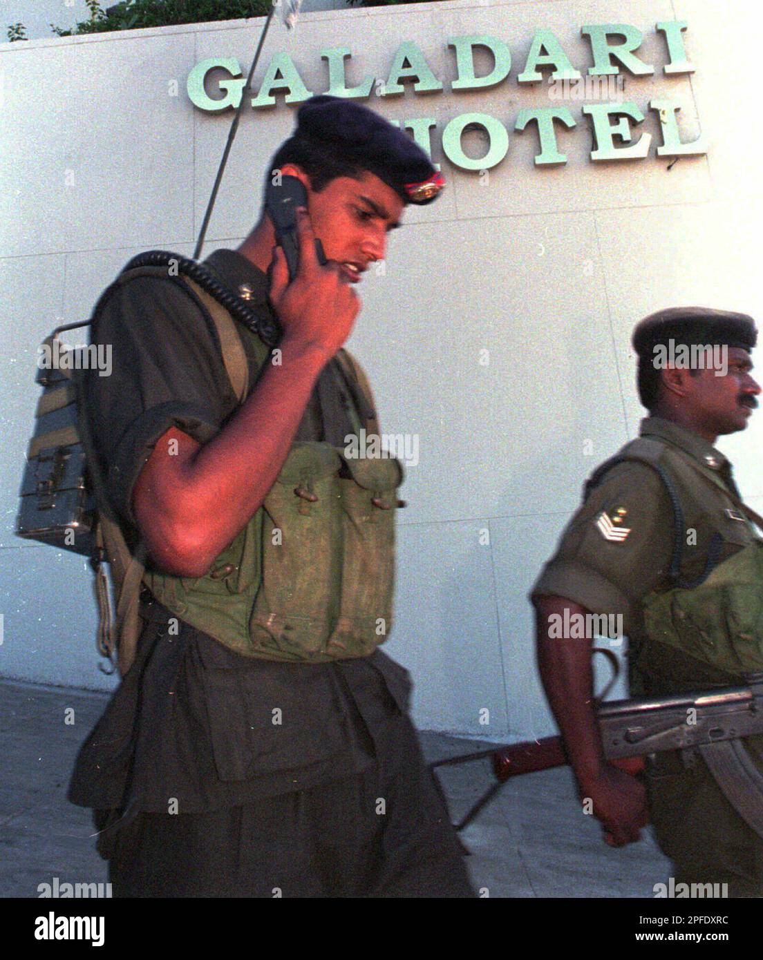 Sri Lankan soldiers guard the wrecked Galadari Hotel in Colombo Saturday, Oct. 18, 1997. A truck bomb exploded by suspected Tamil rebels on Wednesday, killing 18 and wounding 105, and wrecking the neighboring Hilton and World Trade Center. The rebels are fighting for a homeland for minority Tamils, who claim discrimination by the majority Sinhalese. (AP Photo/Gemunu Amarasinghe) Banque D'Images