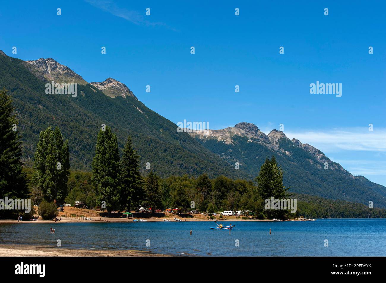 Touristes sur les activités sportives sur le lac Correntoso, Neuquén, Argentine Banque D'Images