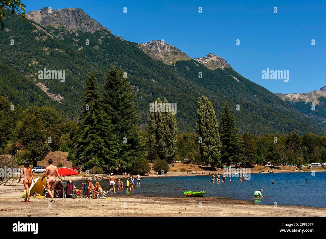 Touristes profitant de la paix et de la beauté du lac de Correntoso, Seven Lakes Road, Ruta 40, Neuquén, Argentine Banque D'Images