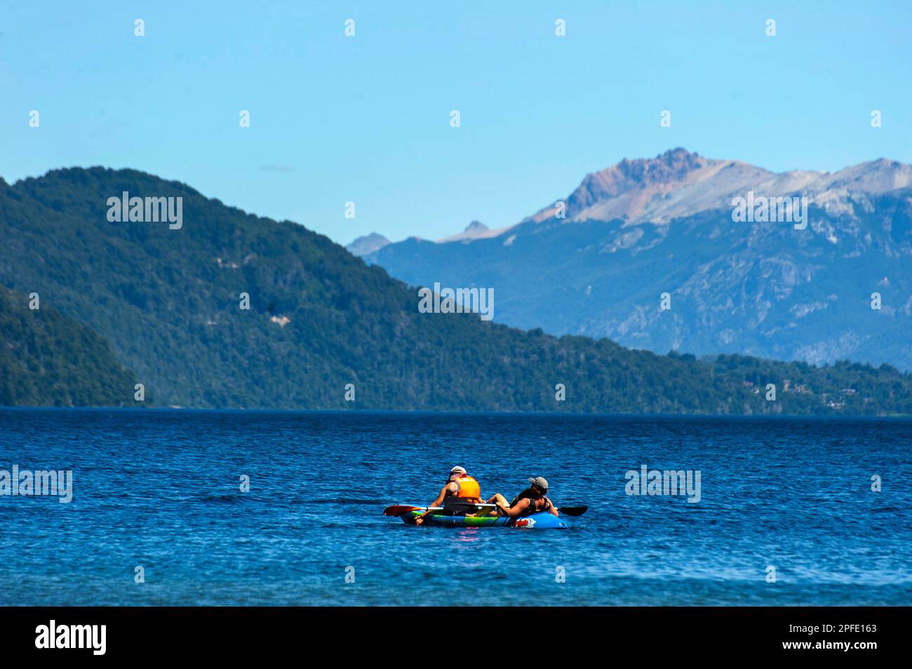 Touristes sur les activités sportives sur le lac Correntoso, Neuquén, Argentine Banque D'Images