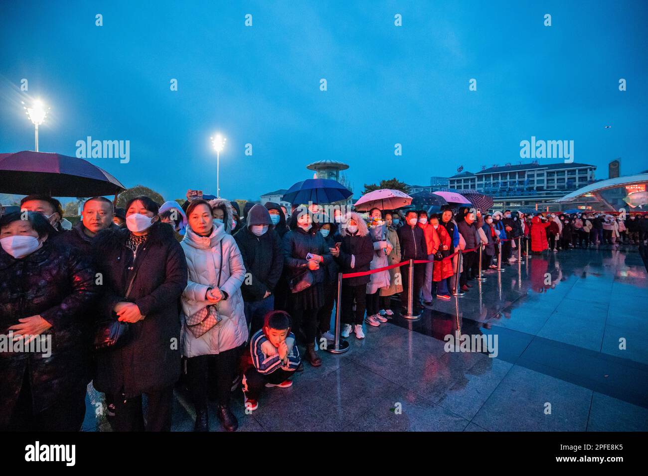 ZAOZHUANG, CHINE - le 17 MARS 2023 - Une cérémonie d'adieu pour les nouvelles recrues se tient sur la place en face de la gare de Zaozhuang de Beijing-Shangh Banque D'Images