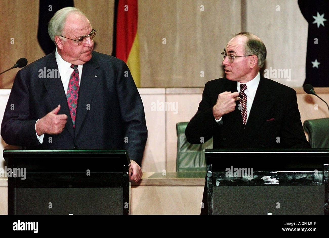 German Chancellor Helmut Kohl, left, in discussion with the Australian Prime Minister John Howard, who will answer a question during a joint press conference at the Australian Parliament House, Monday, May 5, 1997, in Canberra. Kohl is in Australia for talks with Prime Minister Howard. (AP Photo/Rick Rycroft) Banque D'Images