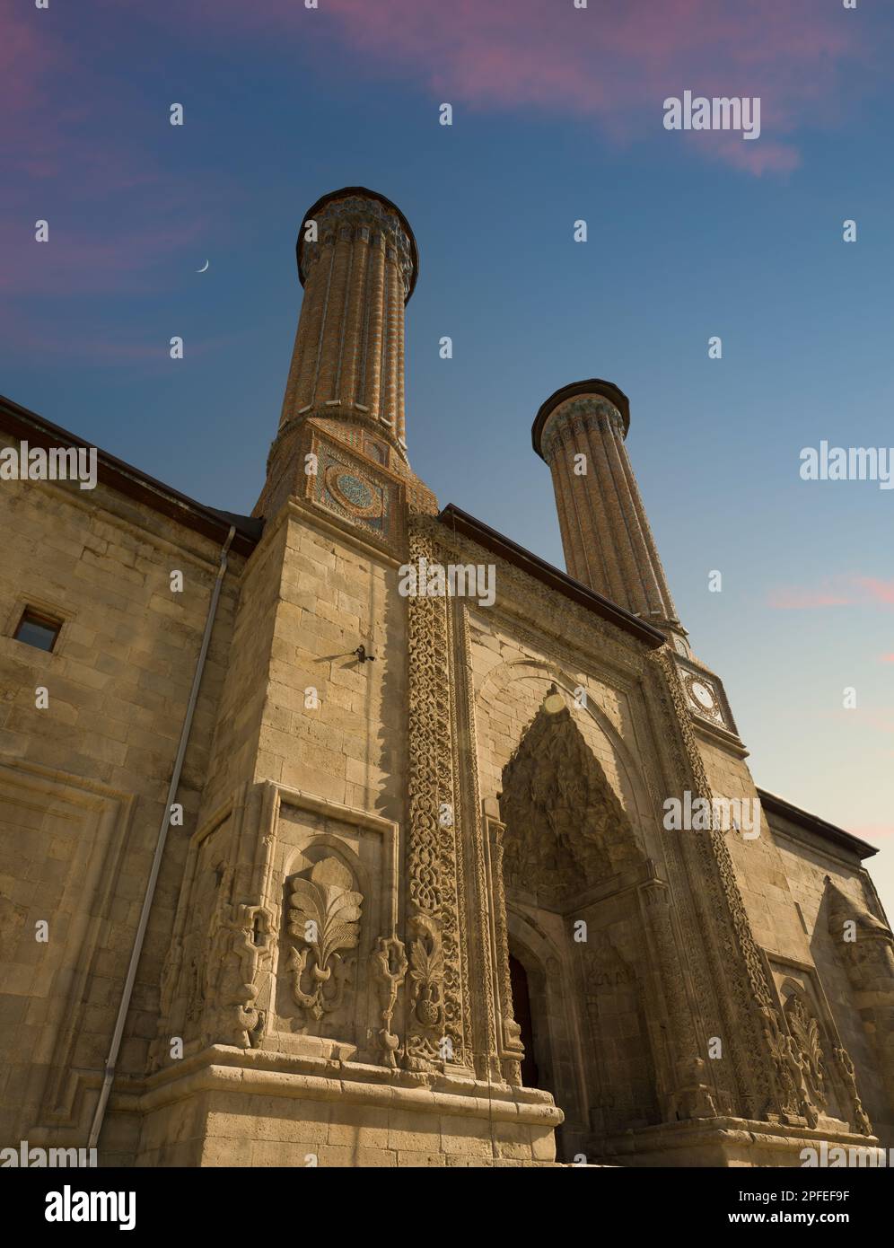 Destinations de voyage en Turquie. Twin Minaret Madrasa (turc: Çifte Minareli Medese). Bâtiment ancien islamique Banque D'Images