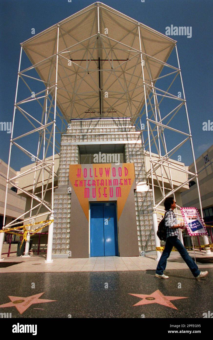 A pedestrian walks past the entrance of the Hollywood Entertainment Museum on Hollywood Blvd., in Los Angeles Sept. 25, 1996. The new museum, which will open to the public Oct. 5, 1996, features original movie sets and pays tribute to radio, TV and music as well as film. (AP Photo/Frank Wiese) Banque D'Images