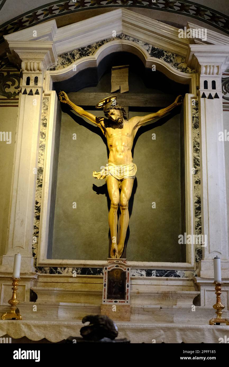 La chapelle Crucifix présente le Christ sur la Croix à la basilique Saint-Anastasia à Vérone en Italie Banque D'Images