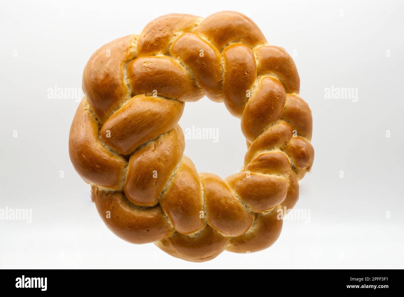 Pain traditionnel italien Corona di Pasqua (couronne de Pâques) isolé sur fond blanc. Vue de dessus. Banque D'Images