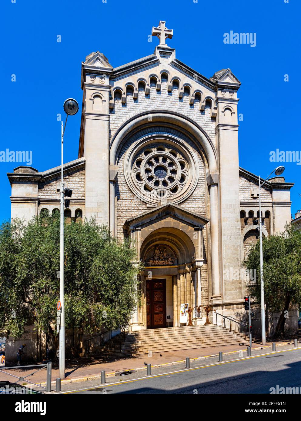 Nice, France - 7 août 2022 : Eglise Saint Pierre d'Arene Eglise Pierre rue de France dans le quartier historique le carré d'Or de Nice Banque D'Images