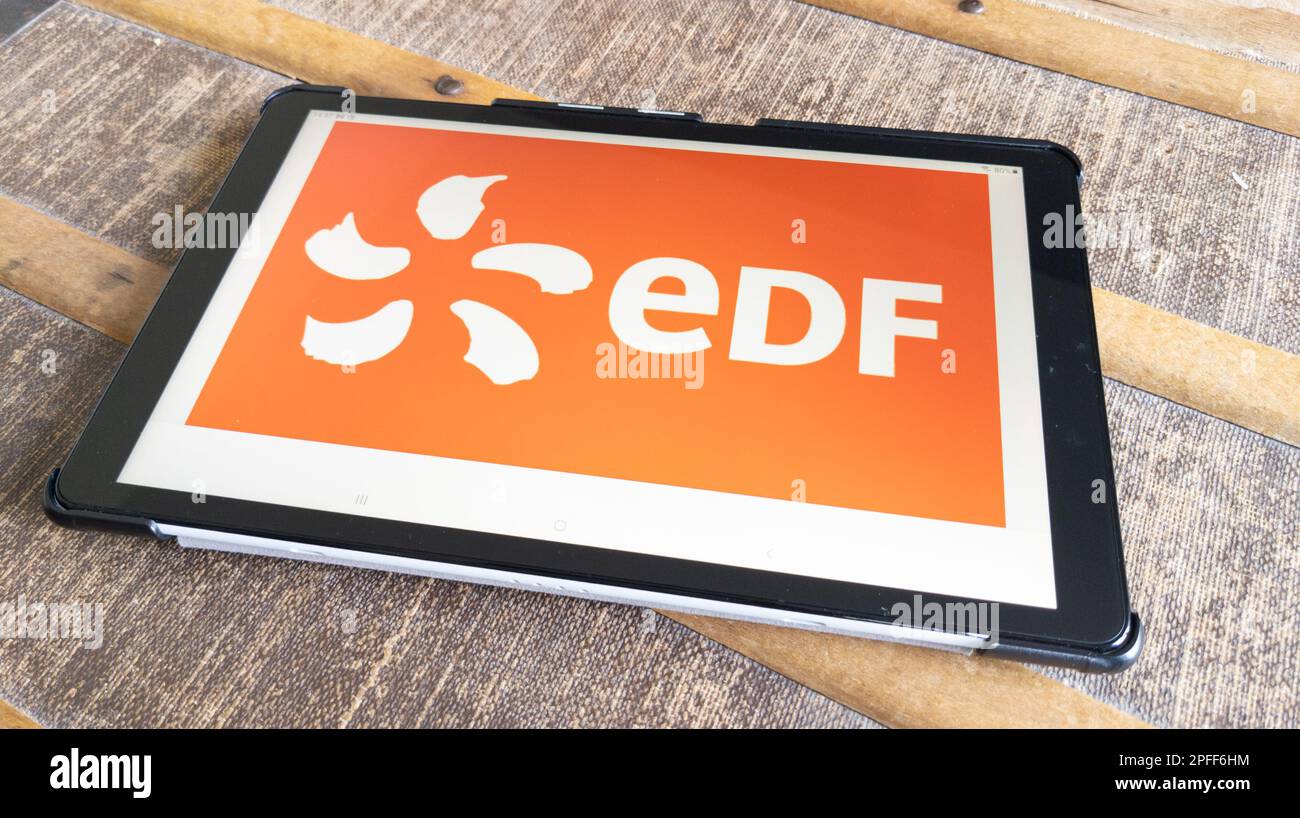 Bordeaux , Aquitaine France - 03 15 2023 : logo EDF et texte de marque sur écran tablette d'ordinateur app de coman multinational français d'électricité Banque D'Images