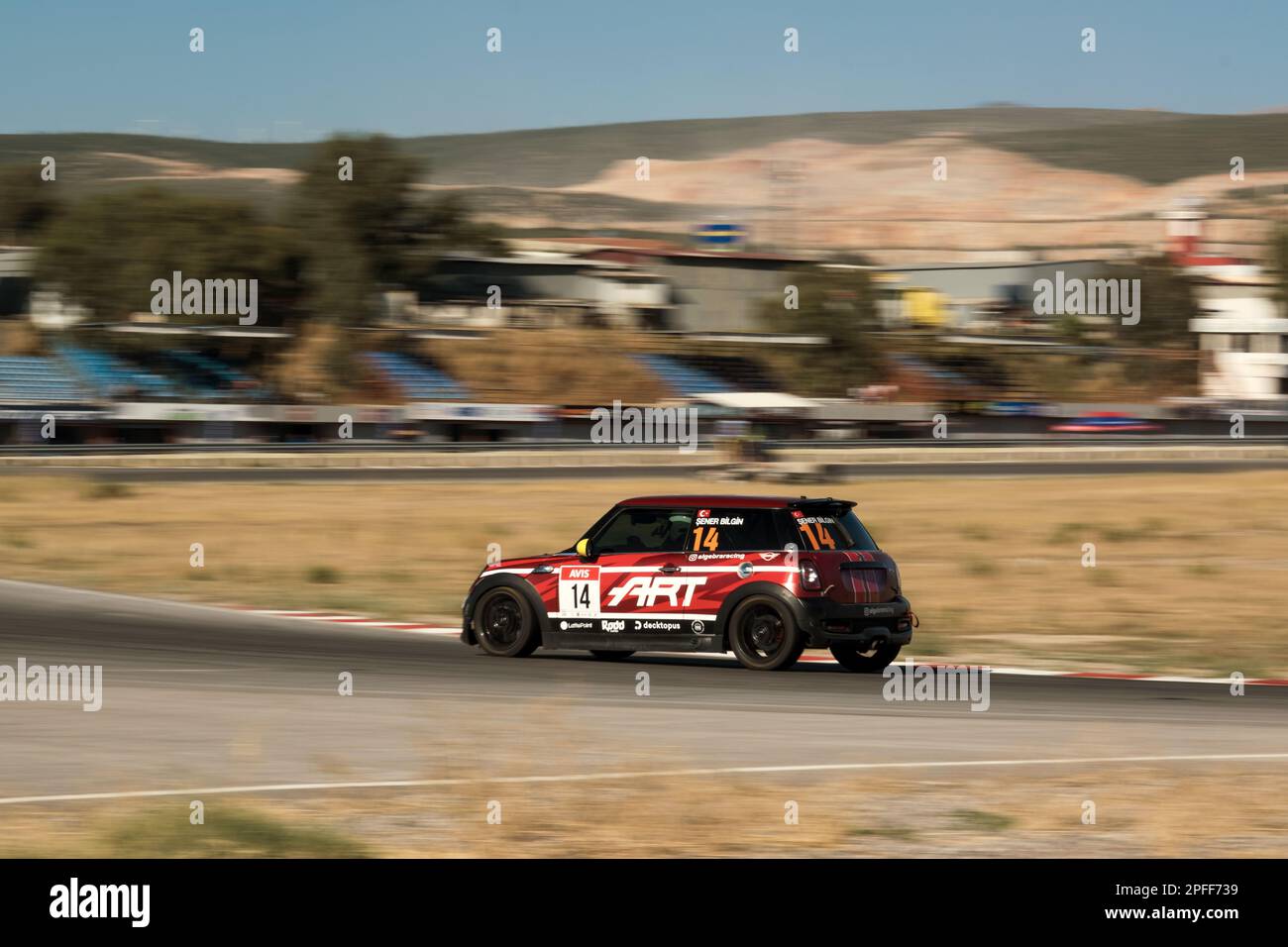 Izmir, Turquie - 24 septembre 2022 : voiture de sport Mini Cooper rouge à vitesse élevée sur une piste de course. Banque D'Images