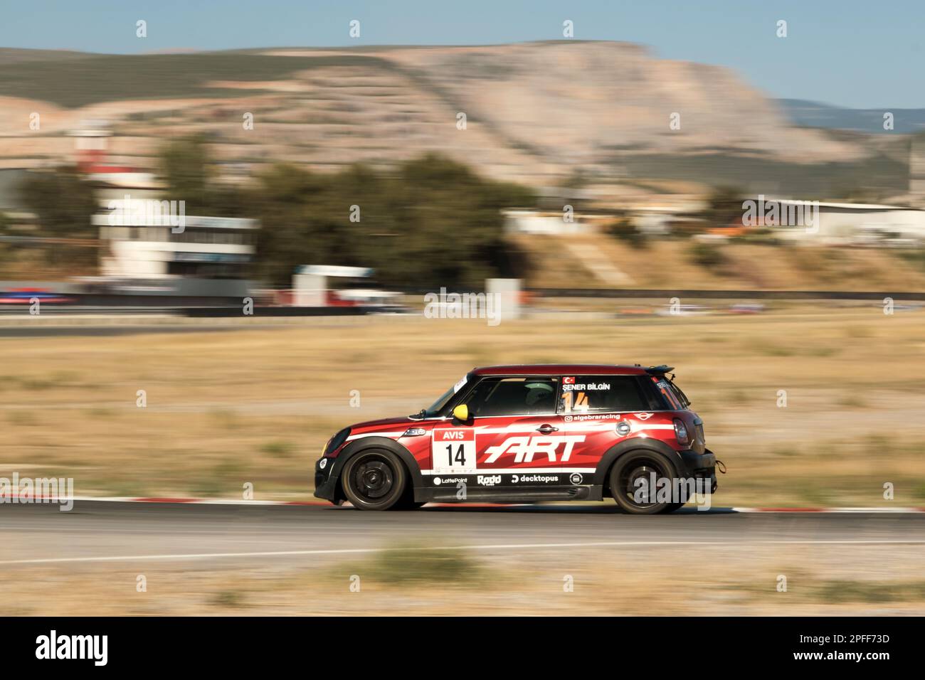 Izmir, Turquie - 24 septembre 2022 : voiture de sport Mini Cooper rouge à vitesse élevée sur une piste de course. Banque D'Images
