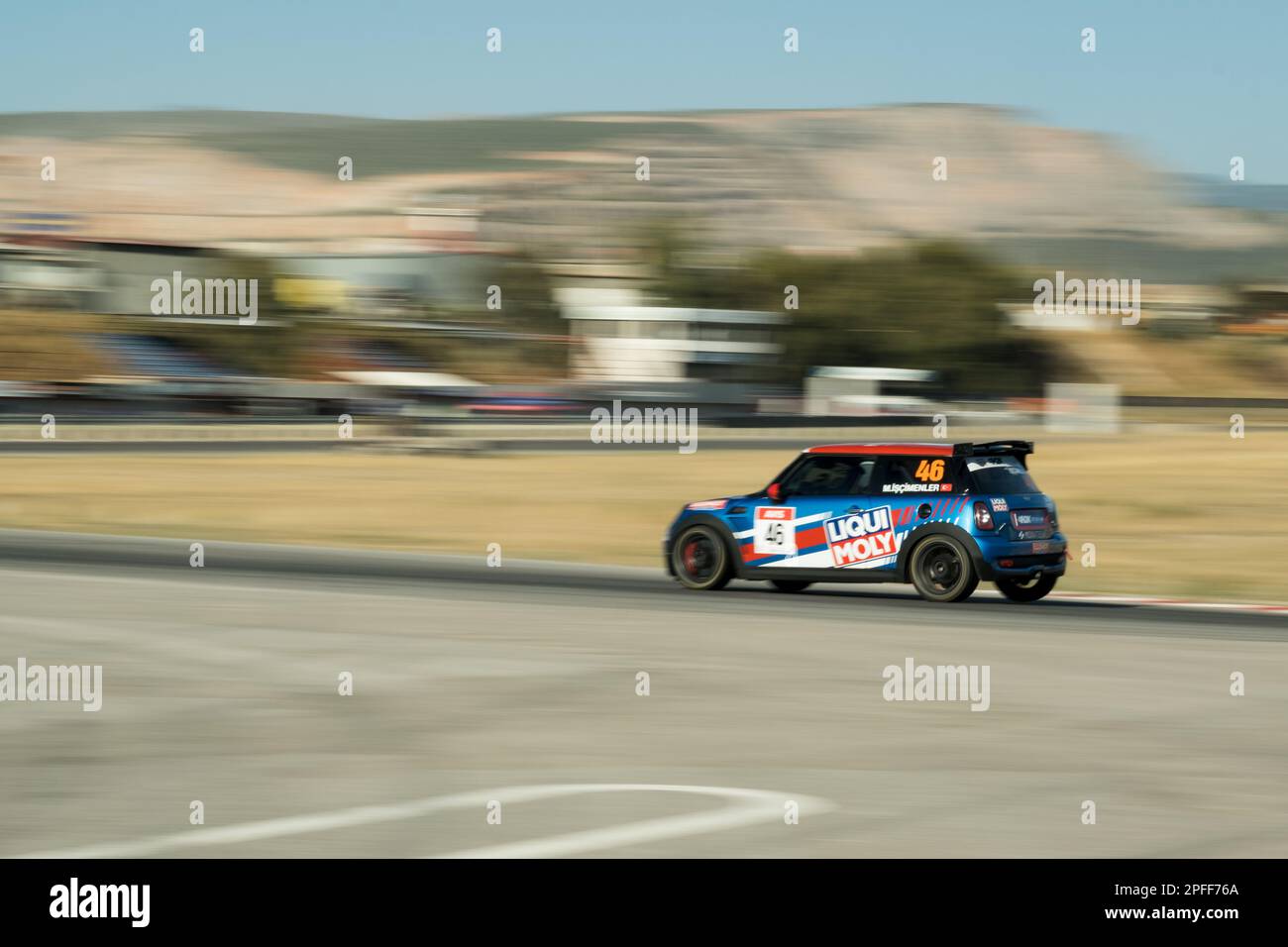 Izmir, Turquie - 24 septembre 2022: Rapide voiture de sport Mini Cooper de couleur bleue sur une piste de course. Banque D'Images