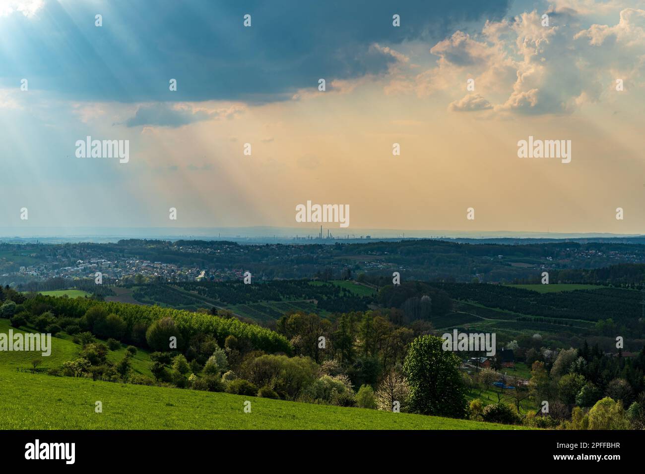 Vue depuis la colline de Babi hora au-dessus du village de Terlicko en République tchèque au printemps Banque D'Images