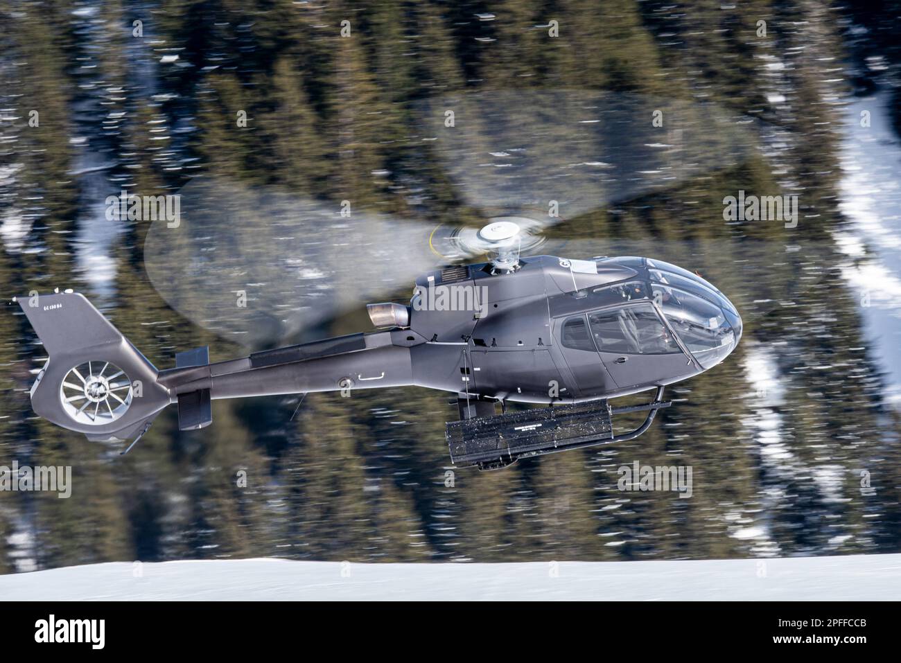 Hélicoptère gris Airbus EC120 atterrissage à l'Altiport de Courchevel dans les Alpes françaises Banque D'Images