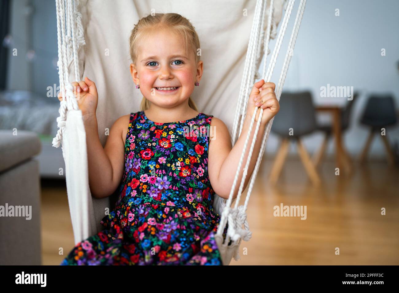 Portrait d'une petite fille heureuse souriant et s'amusant à la maison. Banque D'Images
