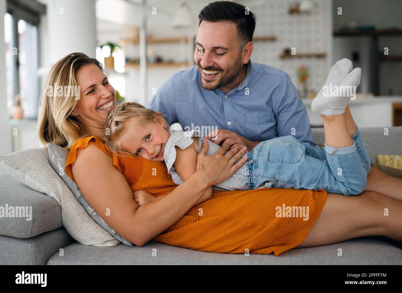 Bonne famille s'amuser à la maison.Parents les enfants aiment le concept du bonheur. Banque D'Images