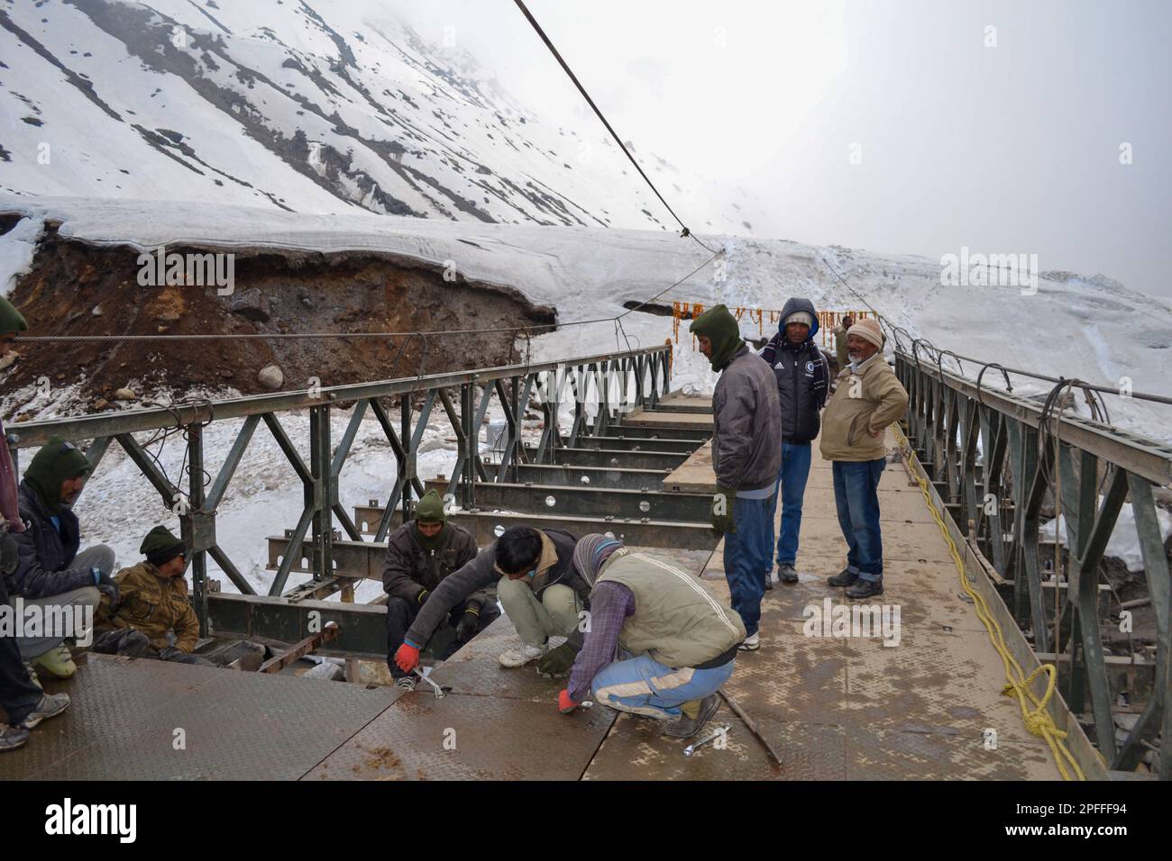 Rudarprayag, Uttarakhand, Inde, 18 mai 2014, projet de reconstruction de Kedarnath, reconstruire des ponts endommagés en cas de catastrophe. Kedarnath a été dévasté sur Ju Banque D'Images