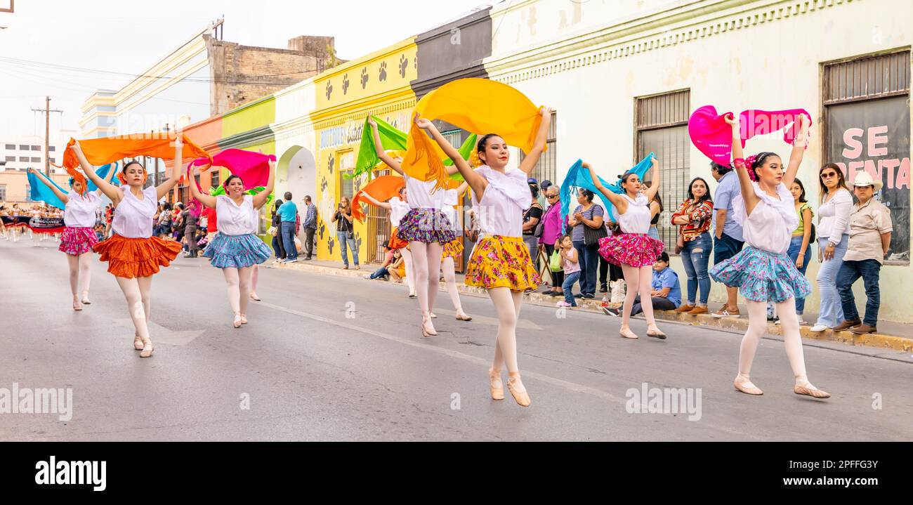 Matamoros, Tamaulipas, Mexique - 25 février 2023 : parade des fêtes Mexicanas, ballet classique et club de jazz moderne du Ricardo Flores Magon High SC Banque D'Images