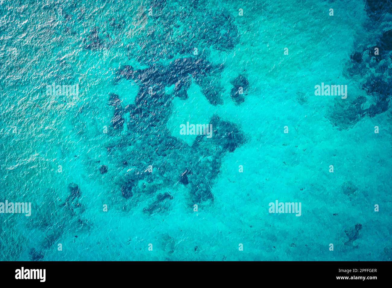 Belle vue de drone sur le fond du lac Attersee, haute-Autriche, Europe, avec ses eaux cristallines et turquoise verdâtre Banque D'Images